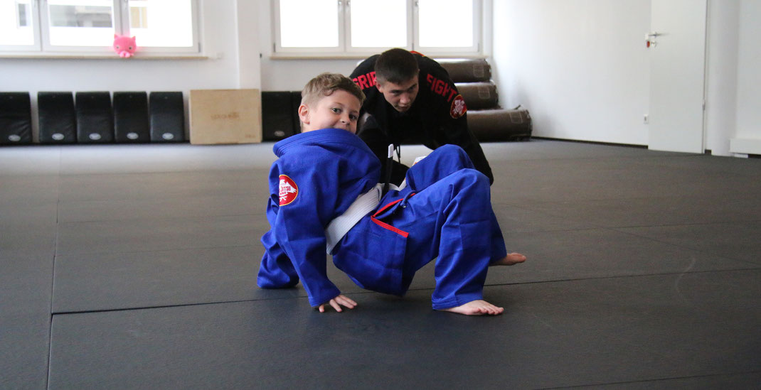 Coach Julian von BJJ Dachau zeigt wie man den Krabbengang macht.