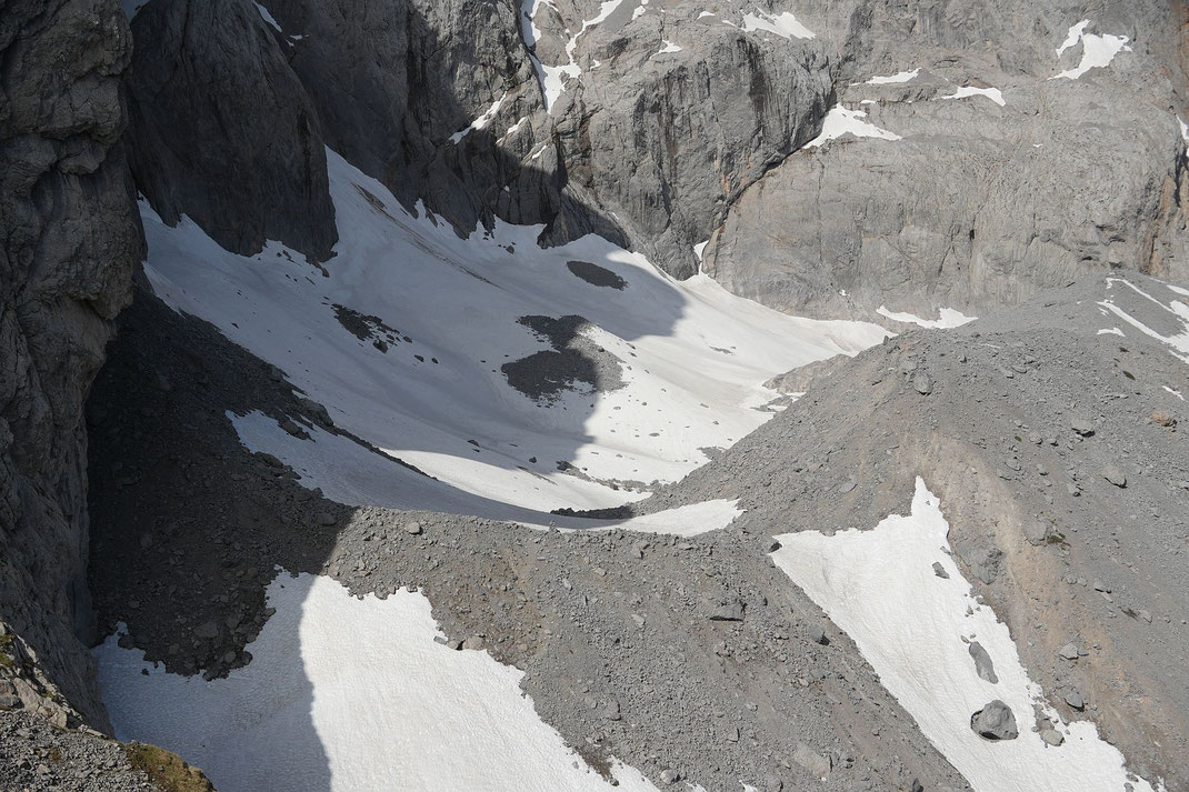 Blick von Osten ins Eiskar, im Frühsommer 2026 sind die größeren Schuttrücken teils schon schneefrei
