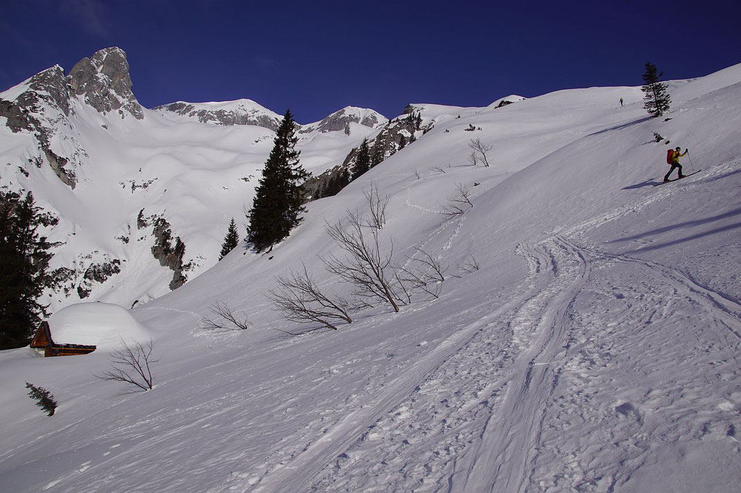 Bei der Jaghütte, der Gipfel ist links der Mitte im Bildhintergrund schon zu erkennen