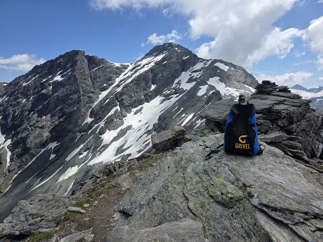 Am Gipfel mit Blick zum Ankogel (über der Bildmitte) und Schwarzkopf (links)