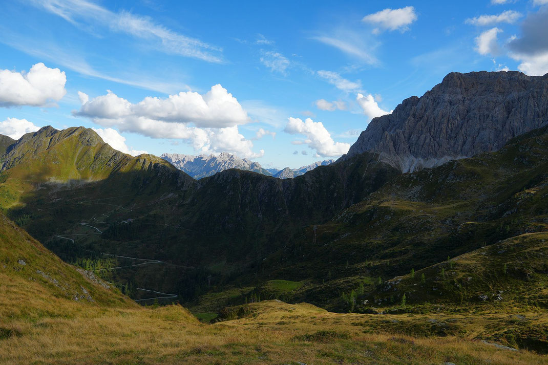 Und der Blick nach vorne zur Porzehütte (im Schatten links der Bildmitte)