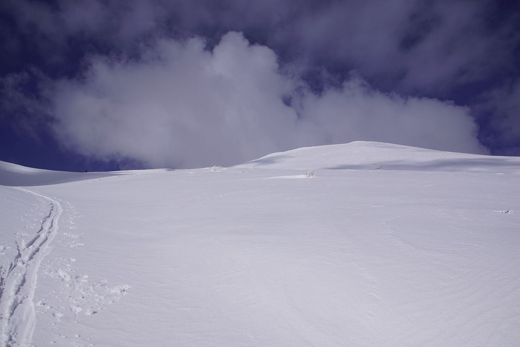 Durch ein kleines Hochtal und dann über die Gipfelflanke geht es auf die Eckwand (rechts)