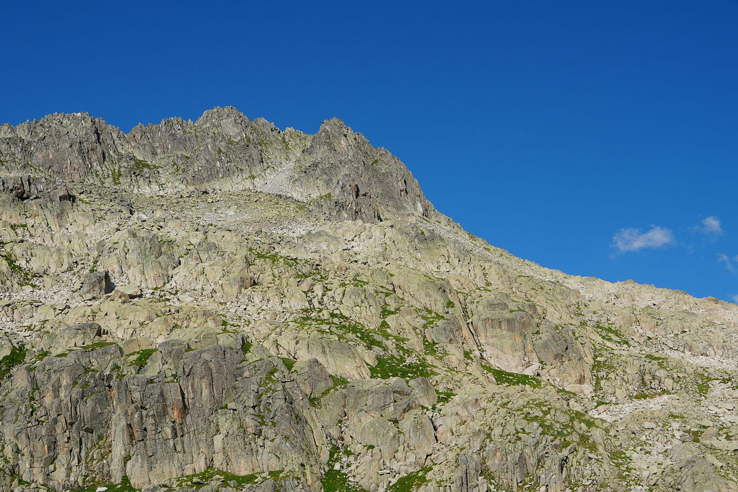 Blick vom Rif. Cima d'Asta hinauf zur Cima Banca (rechts)
