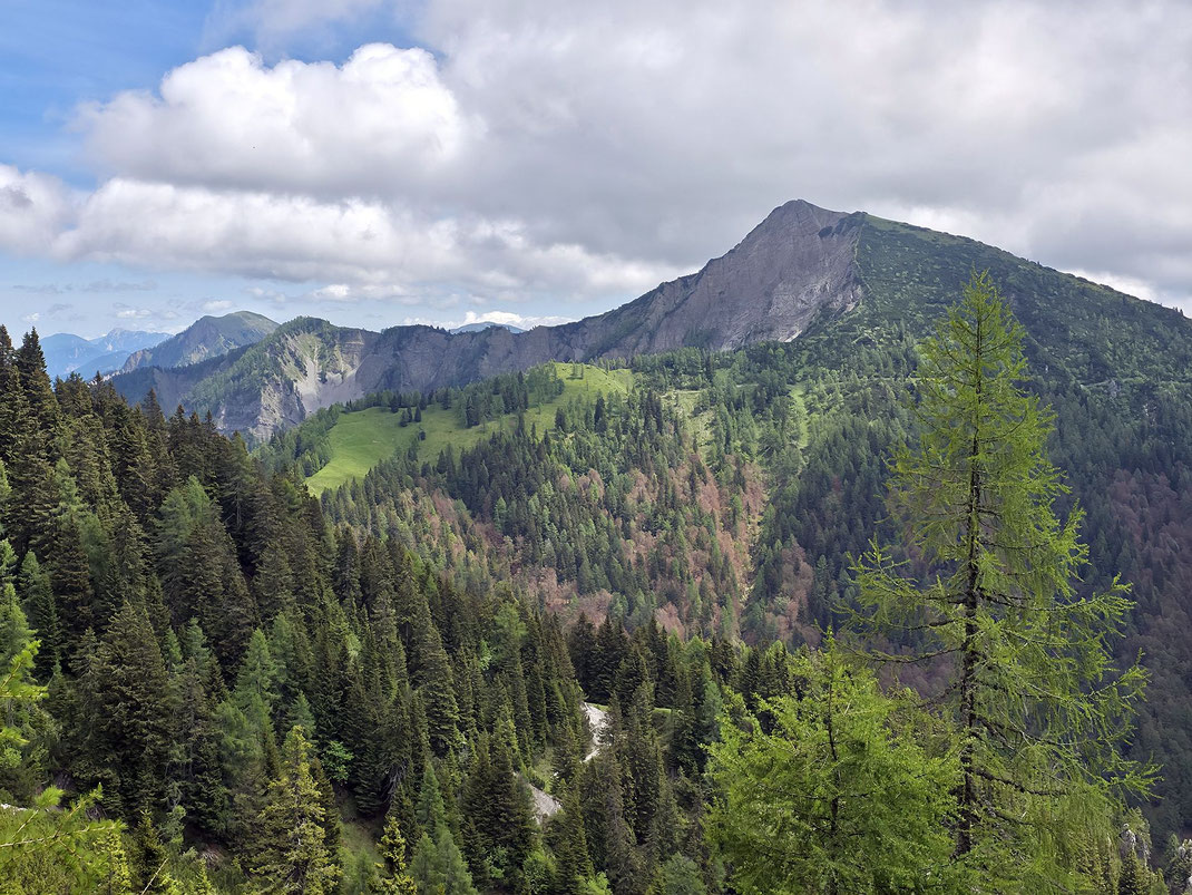 Am Weiterweg zum Großen Frauenkogel (rechts), die grüne Wiese links der Bildmitte ist der Mlinzasattel und darüber der Kleine Frauenkogel