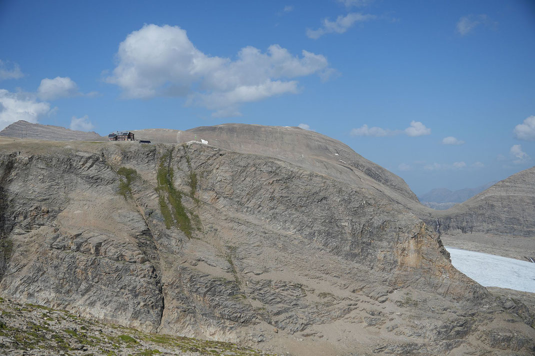 Blick vom Mittleren Burgstall zum Großen Burgstall mit der Oberwalderhütte