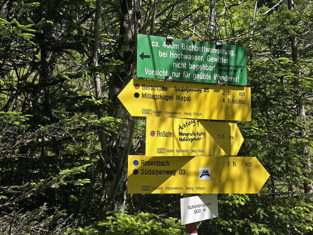 Wegweiser in 900m bei der Kehre