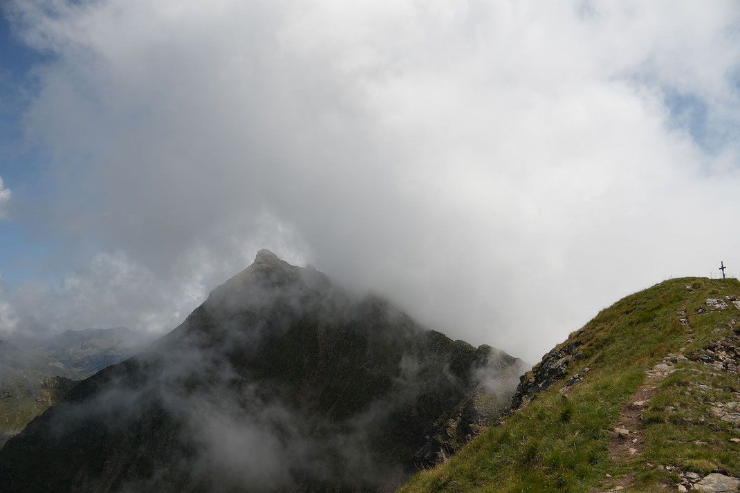 Das Ziel (Bildmitte) zeigt sich durch die Wolkenschwaden hindurch