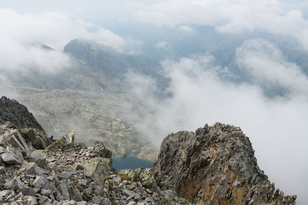 Blick hinab zum See und zur Hütte (direkt über dem See)