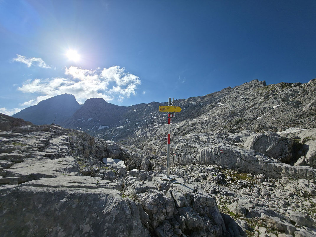 Weggabelung beim Riemannhaus, die Schönfeldspitze zeigt sich links hinten