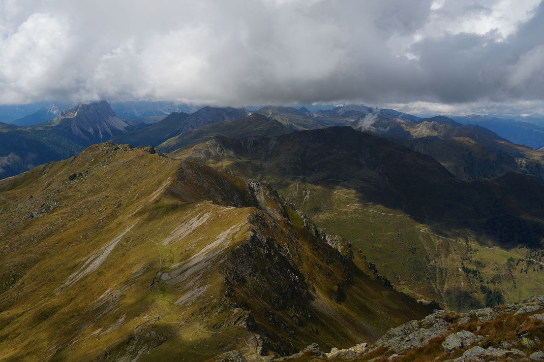 Rückblick vom Hochspitz nach Westen, der Höhenweg zeichnet sich in den Südhängen deutlich ab