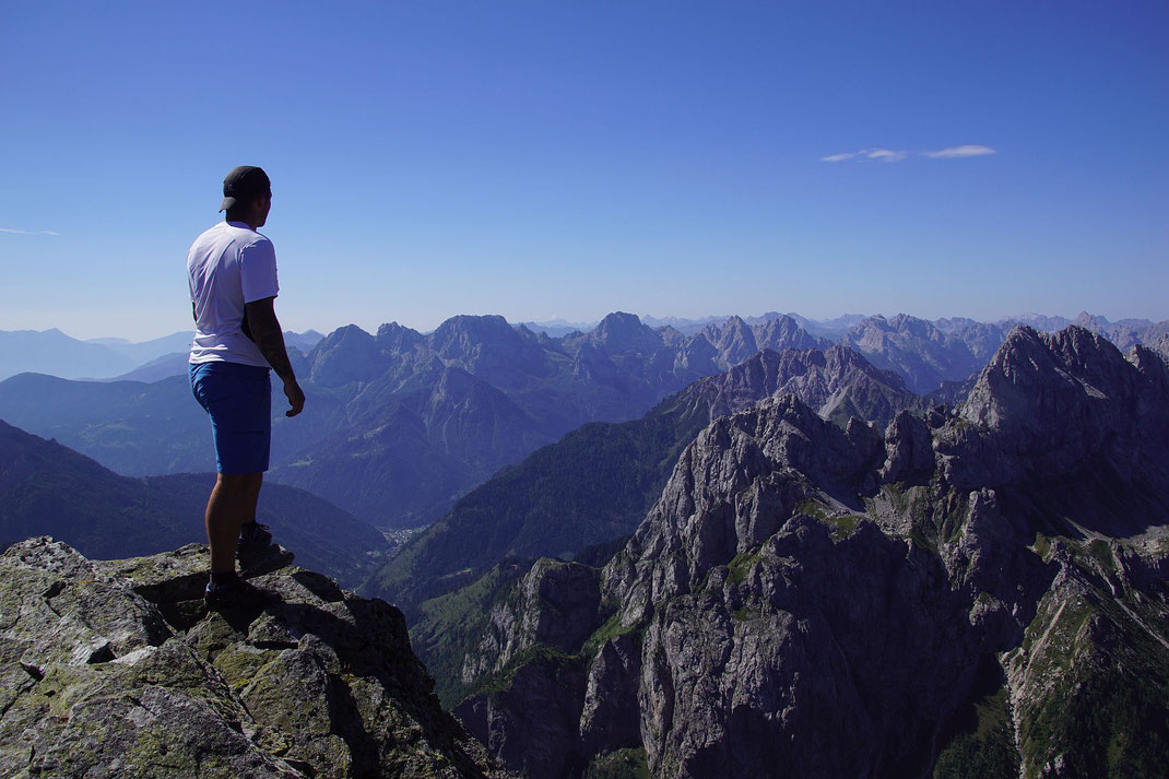 Blick nach Süden in eine den meisten unbekannte Bergregion (Friulanische Dolomiten und Karnische Voralpen)