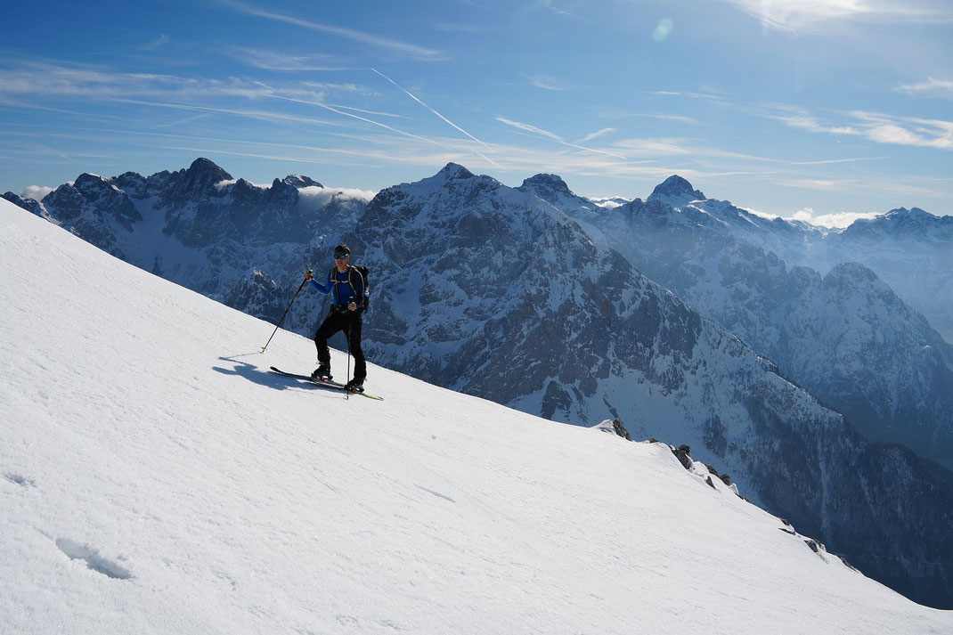 Im Südosten zeigt sich der Triglav (höchster Berg rechts der Bildmitte)