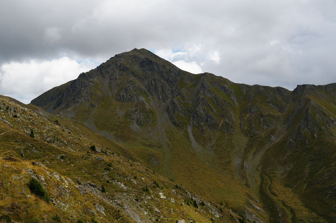 Blick zum Hochspitz, der steile Wegabschnitt führt in die kleine Einsattelung im rechten Bildteil