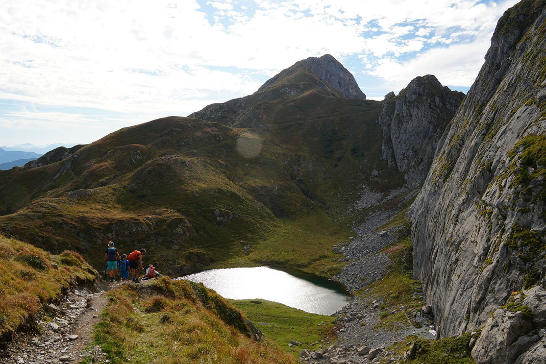 Der Blick hinab zum Lago Avostanis und hinüber zum Piz Timau