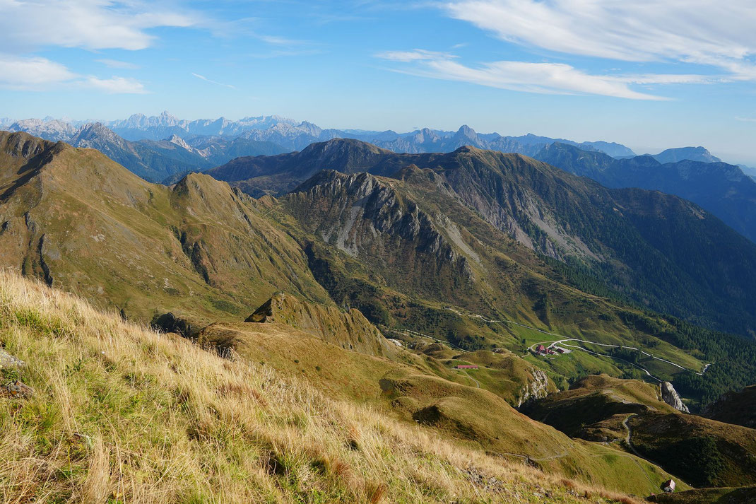 Blick zurück hinab zur Promos Alm, am Horizont (links) die Julischen Alpen
