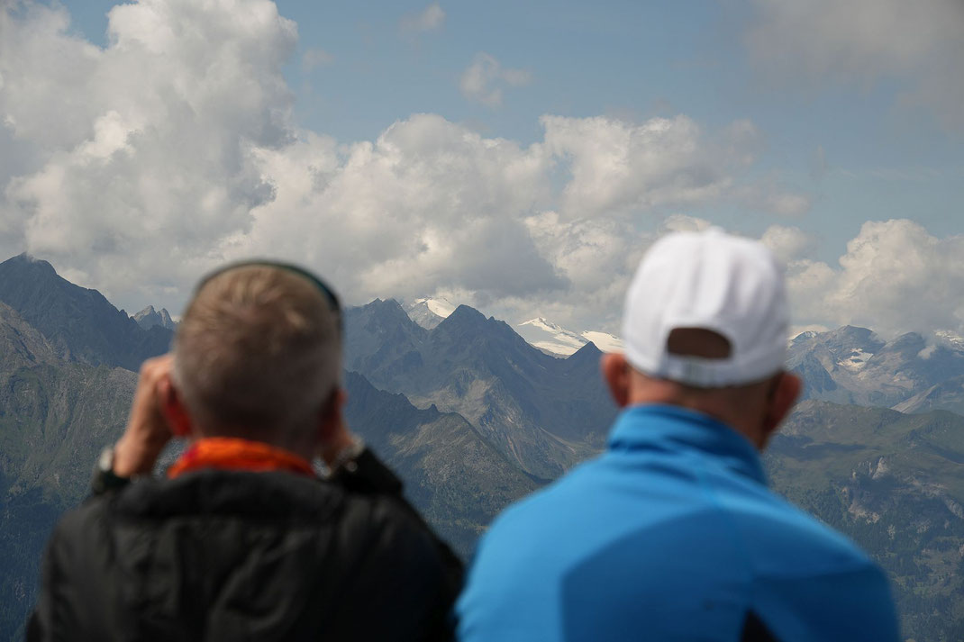 Blick zum Johannsiberg, der Glockner (links daneben) steck im Nebel