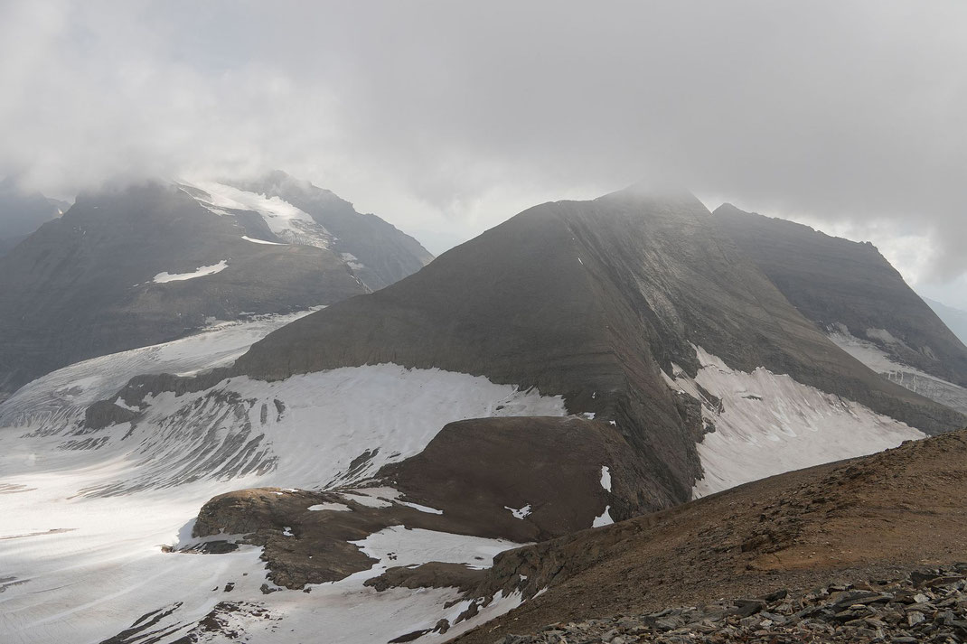 Blick vom Mittleren Bärenkopf über die Keilscharte zum Großen Bärenkopf (rechts im Nebel)
