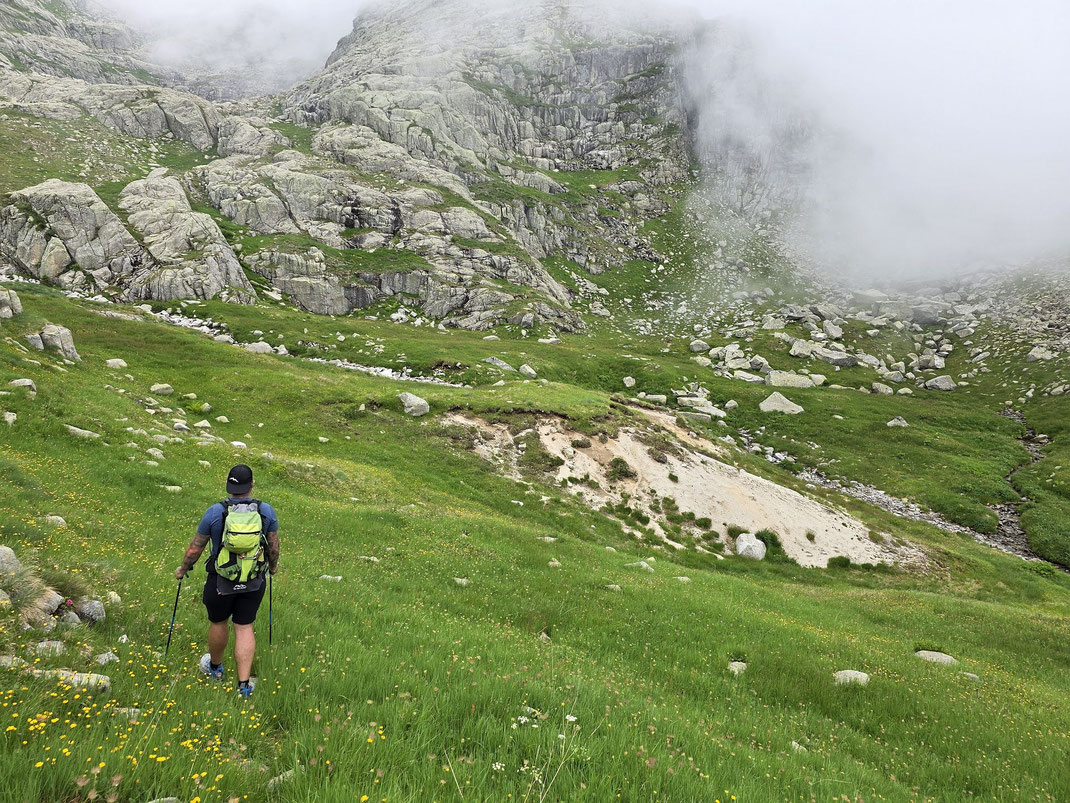 Auf einem kaum sichtbaren Weglein geht es nach der Kurve knapp unter 2300m weiter, nach dem Bach hält mans ich rechts