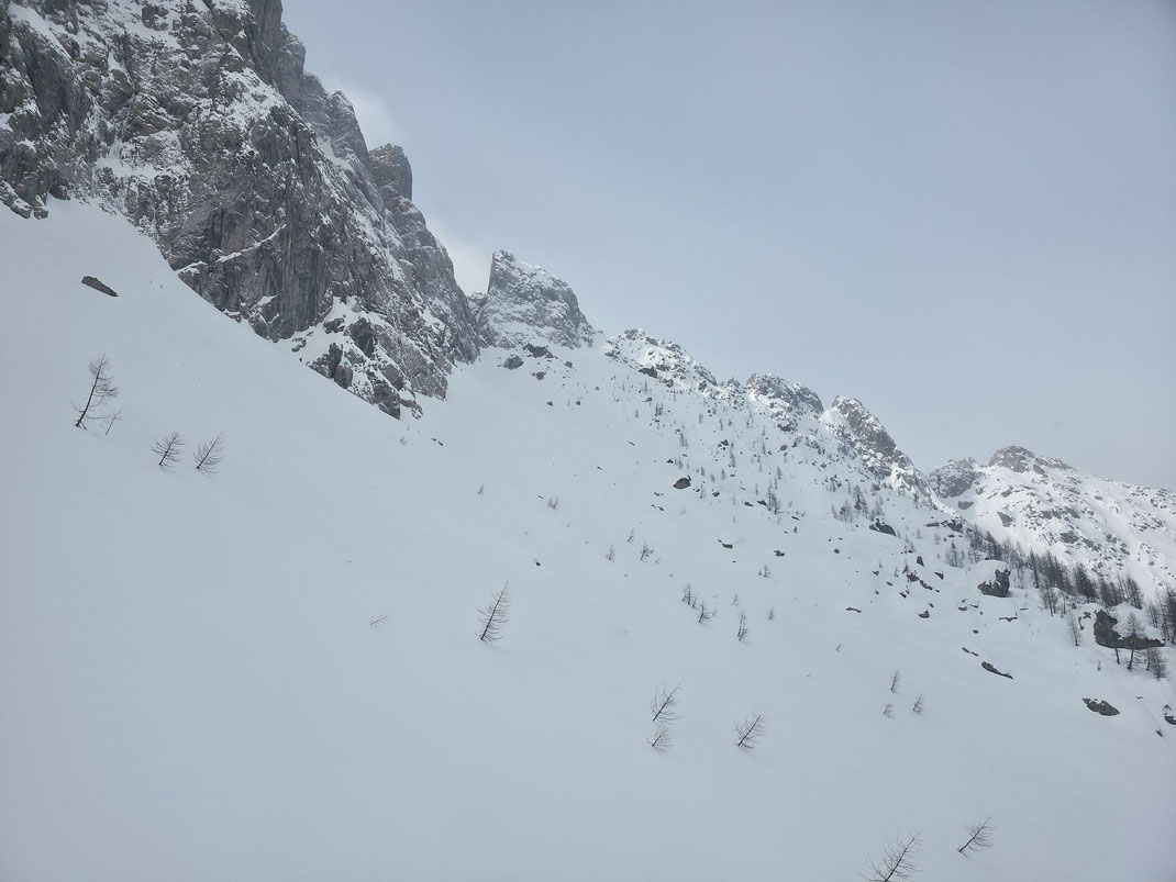 Das Kar unter den Trogkofelnordwänden mit dem markanten Trogkofelturm, links vom Turm beginnt die Rinne