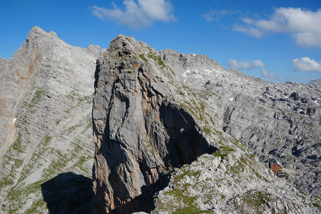 Der Gipfelaufbau des Sommersteins vom Schönegg aus aufgenommen; links das Breithorn, rechts unten das Riemannhaus
