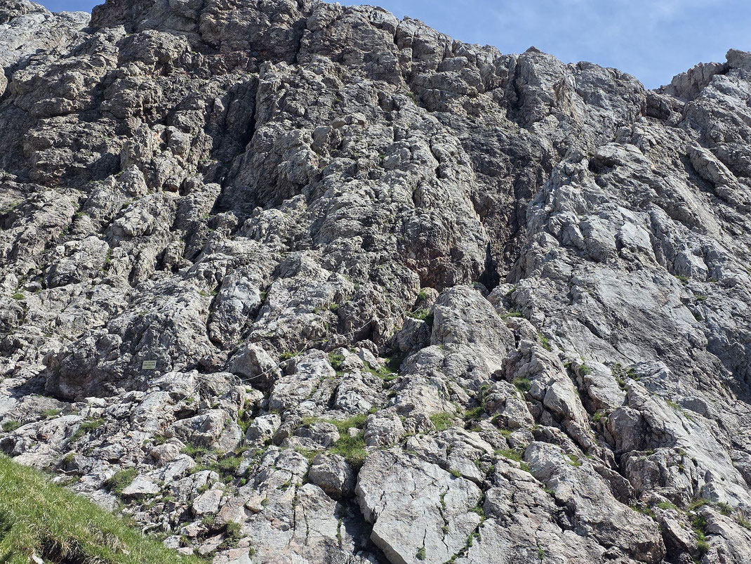 Durch diese "Schlucht" führt der Klettersteig höher