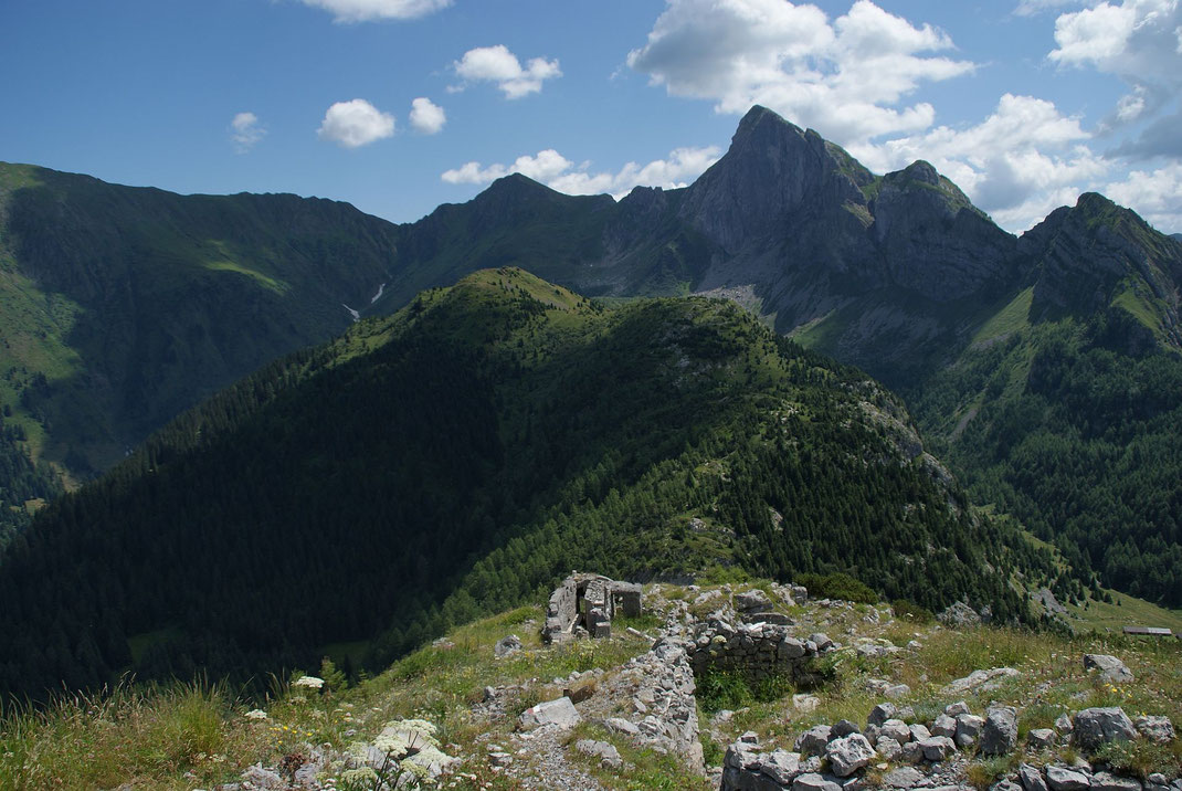 Der Blick nach Osten, rechts der Piz Timau, oberhalb der Bildmitte der Promos