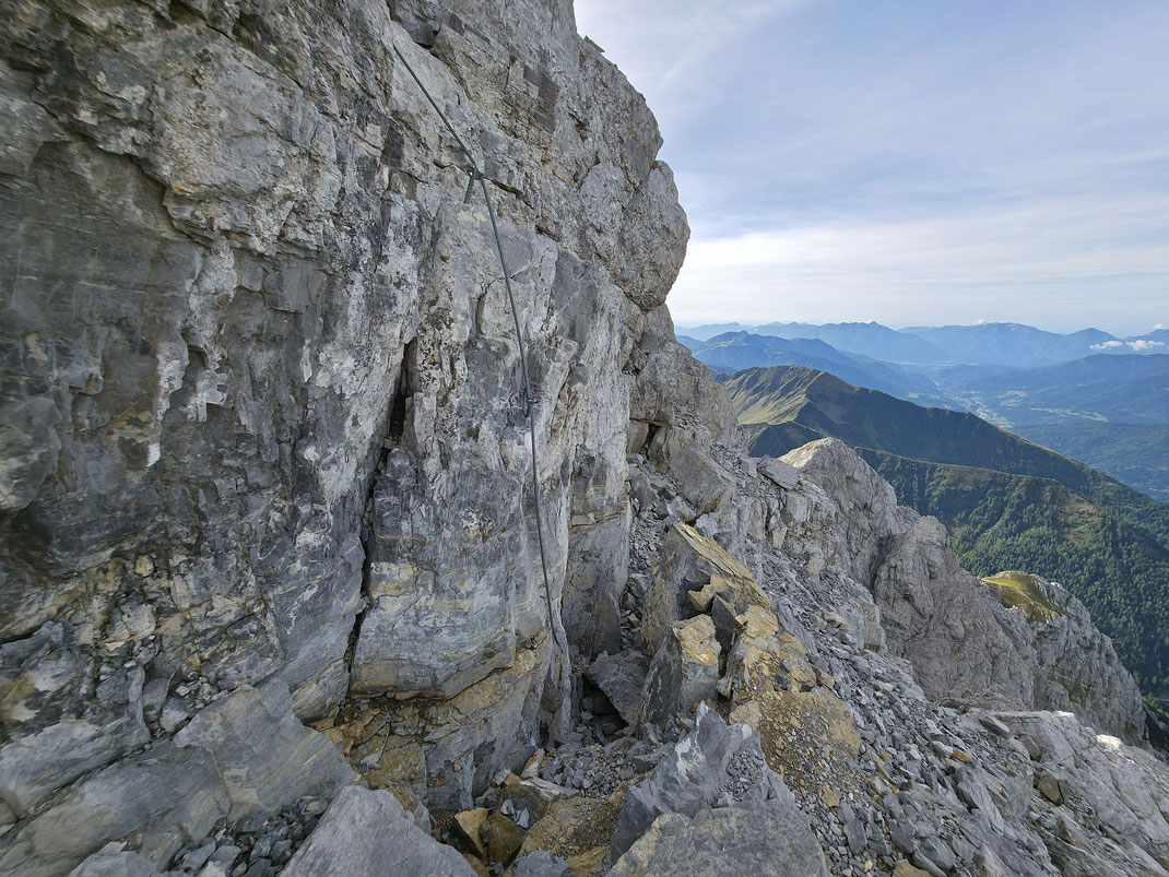 Ein Stück Felsen ist ausgebrochen, dadurch wird dieser kurze Aufschwung deutlich schwerer (Stand 2025)