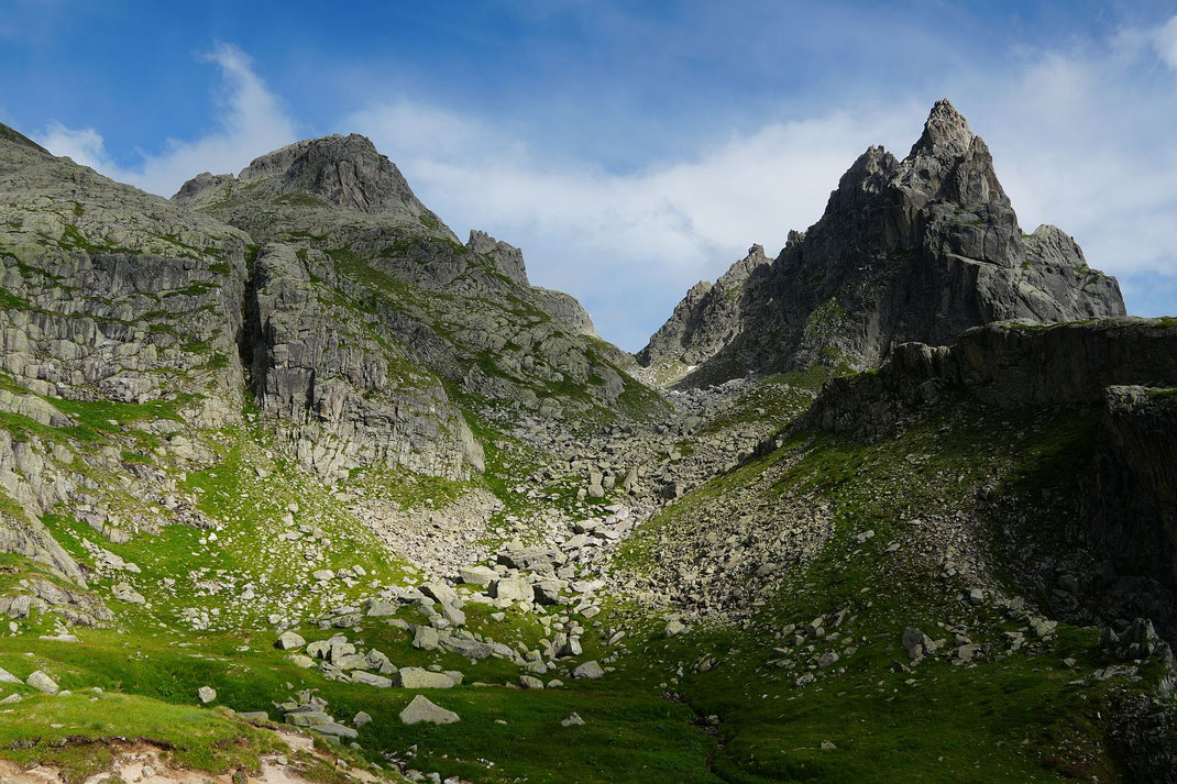 Durch dieses wilde Hochtal geht es aufwärts (eher am linken Rand)