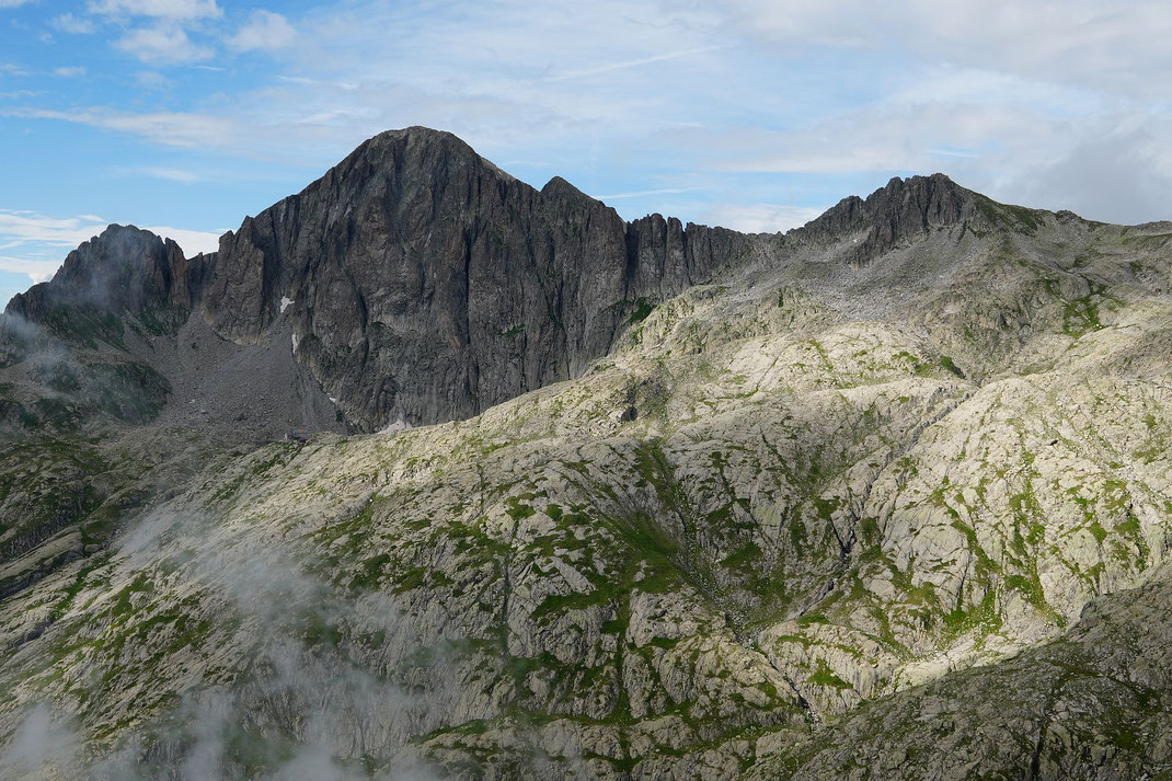 Blick zur Cima d'Asta, am Fuße der mächtigen Felsland liegt das gleichnamige Rifugio