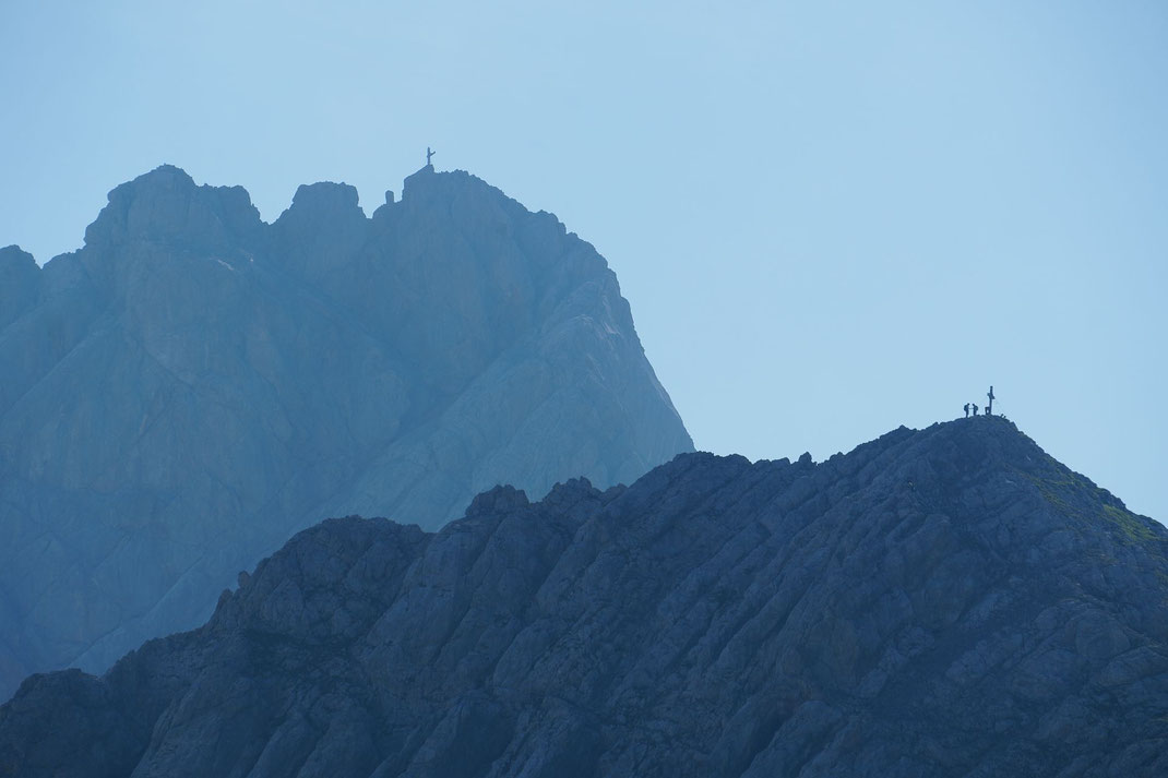 Die Schönfeldspitze im Zoom, davor rechts der Wurmkopf