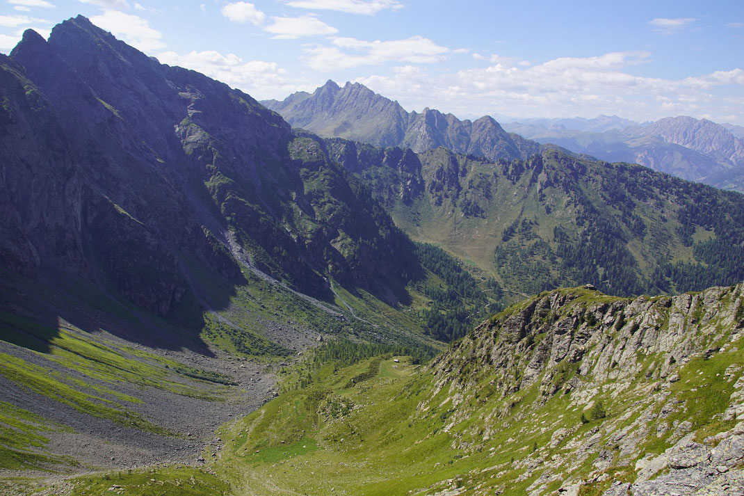 Blick von den Wasserköpfen hinab ins Hochtal und zur Knolihütte (rechts der Bildmitte), wo der Abstieg vorbei führt