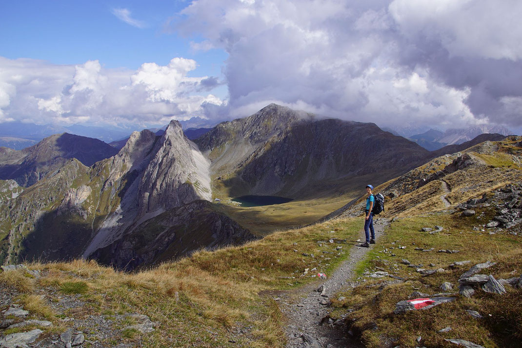 Obstanser See, klein ist links neben dem See die Hütte zu erkennen