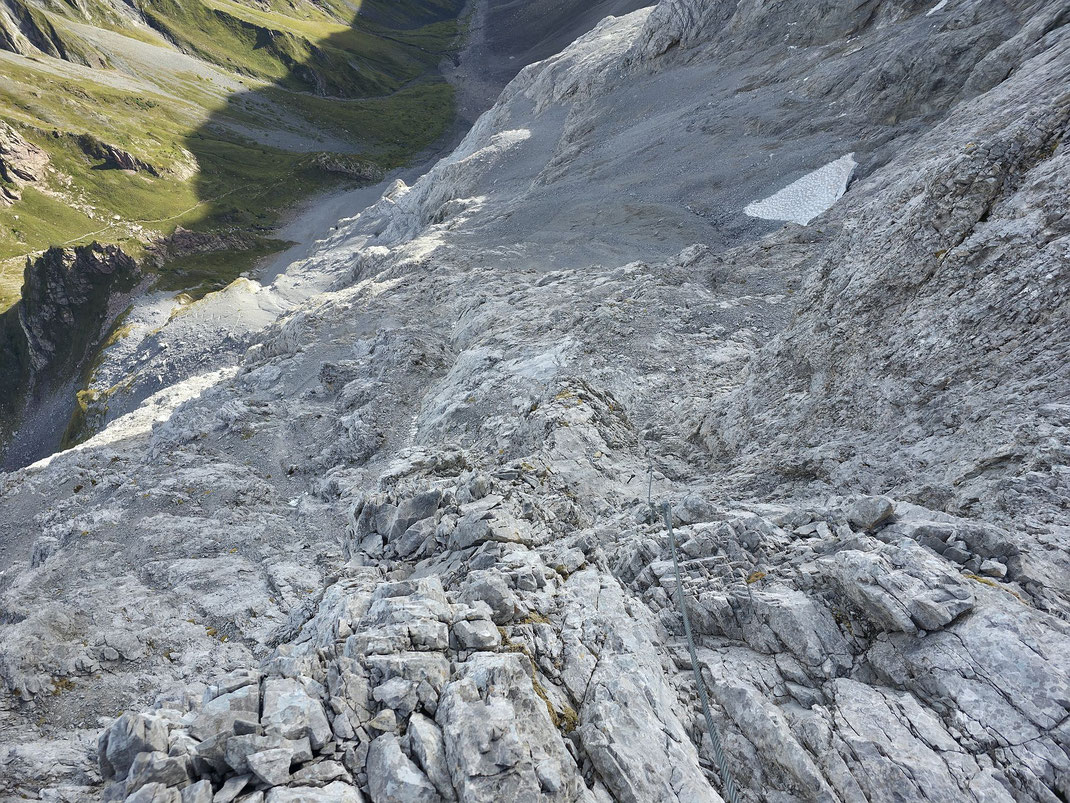 Knapp vor dem Grat, der Blick zurück hinunter