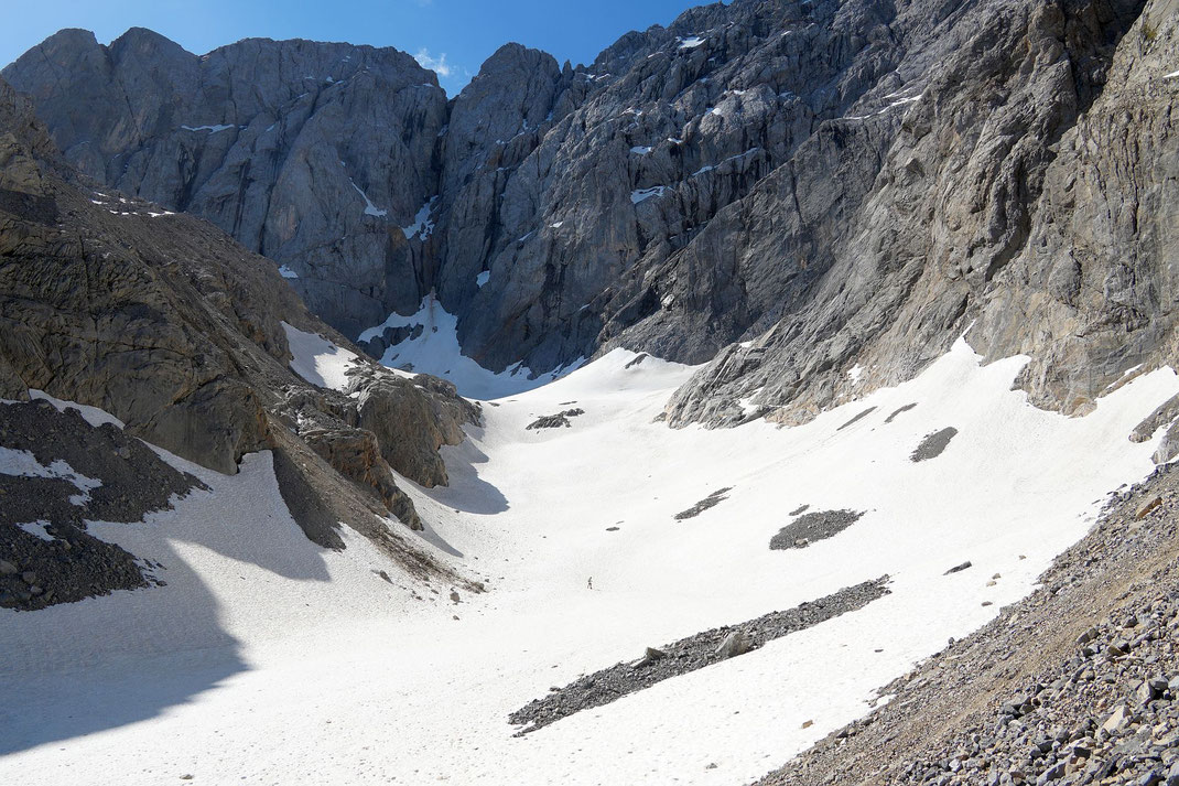 Blick durch den "leeren" Trog der ehemaligen Gletscherzunge. Seit mindestens dem Winter 2006/07 lag hier nicht mehr so wenig Schnee.