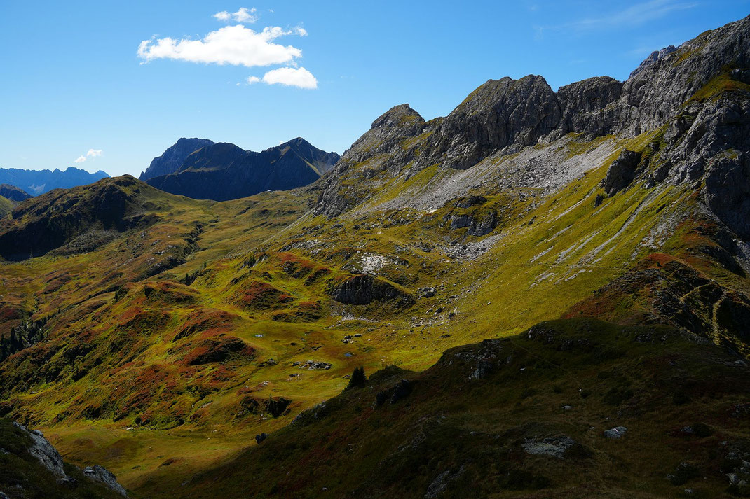 Herbstlicher Blick zum Weitenstall (Bildmitte)