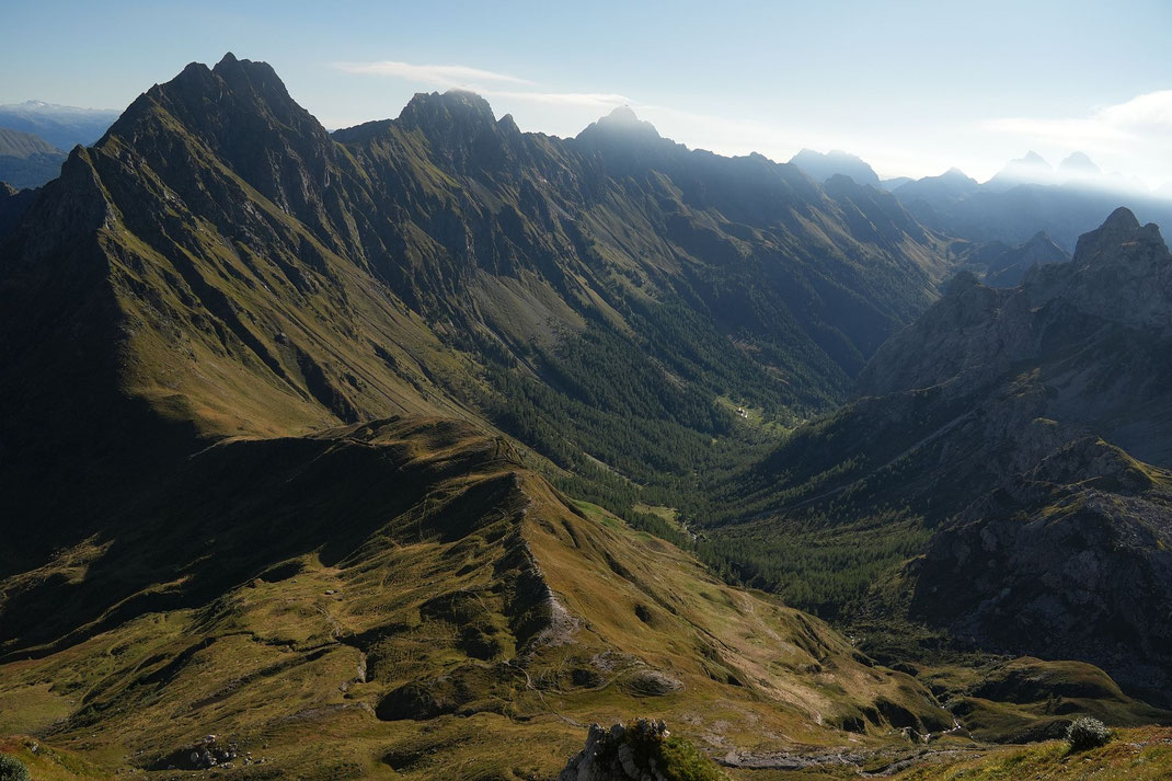Öfnerjoch mit Raudenspitze darüber, der Höhenweg zieht in das schöne Tal nach rechts hinunter