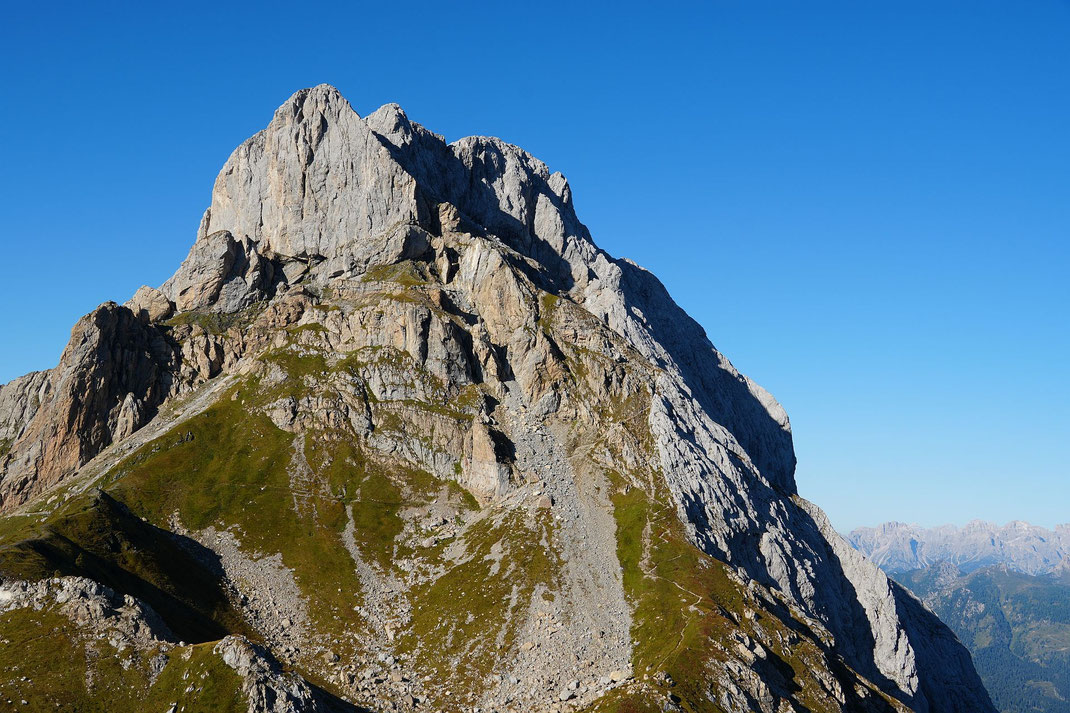 Blick vom Hochalpl zum Monte Peralba, der Aufstiegsweg zeichnet sich rechts deutlich ab