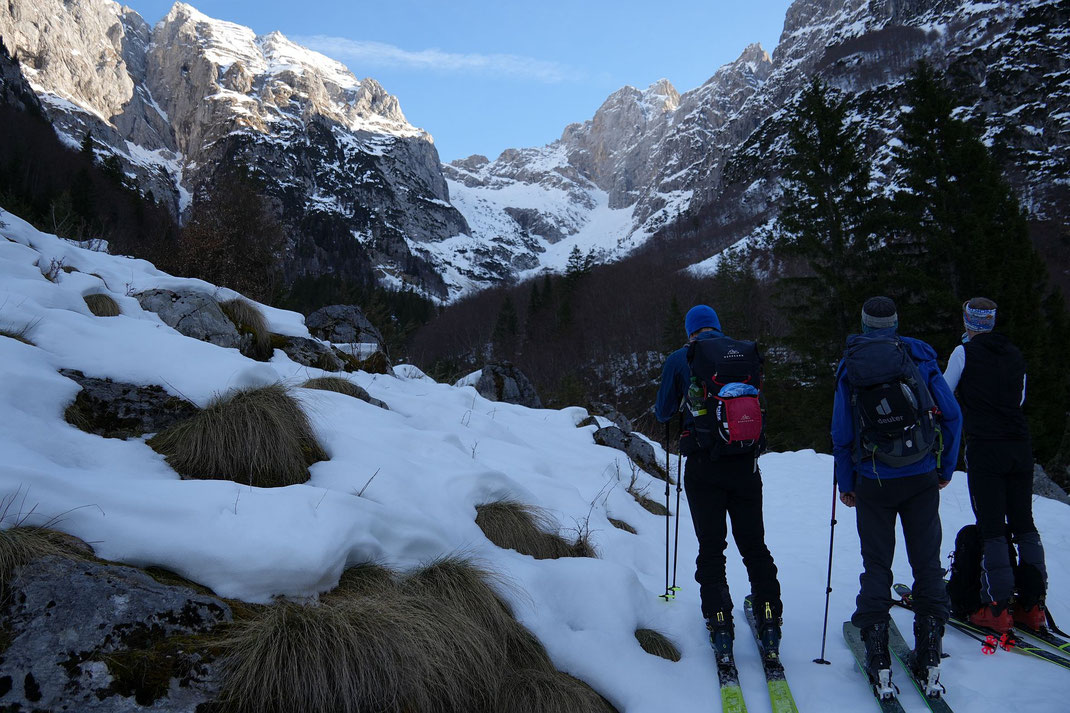 Bei der Lovska Koča mit Blick ins Kar