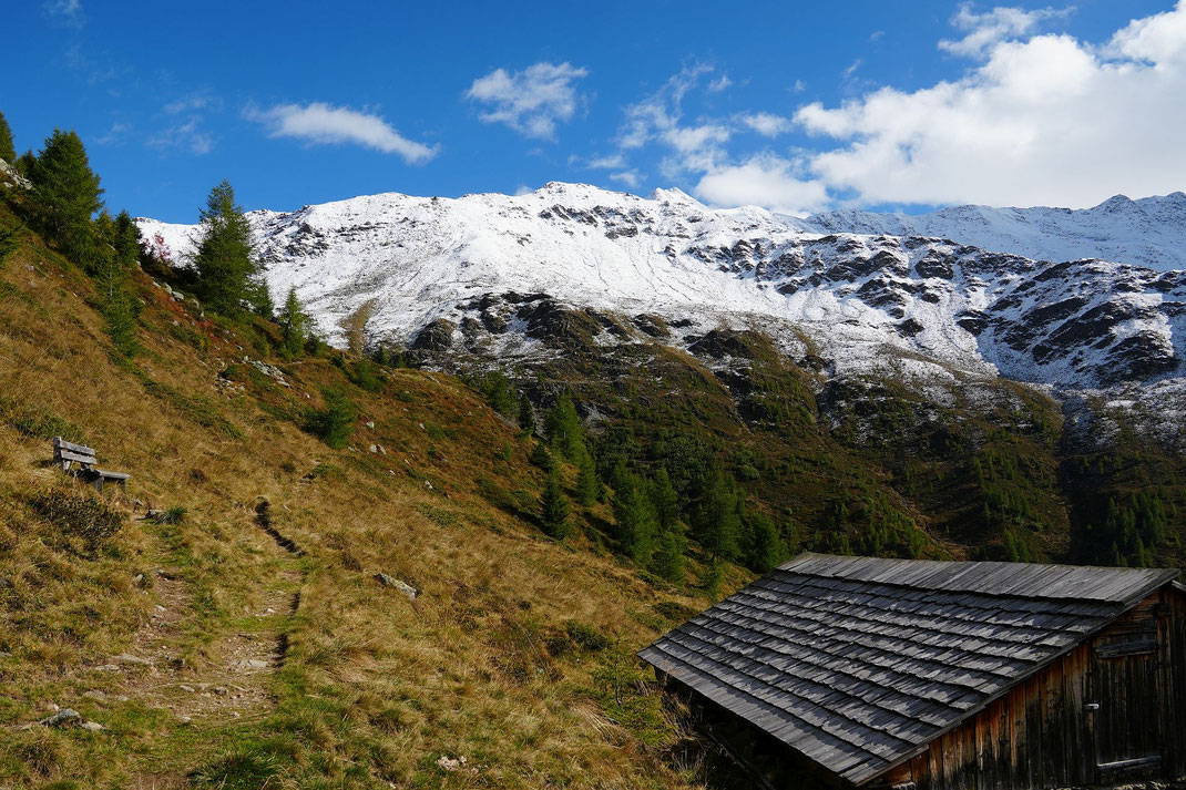Almhütte mit Rastbankerl in knapp über 2200m, im Hintergrund das Böse Weibl