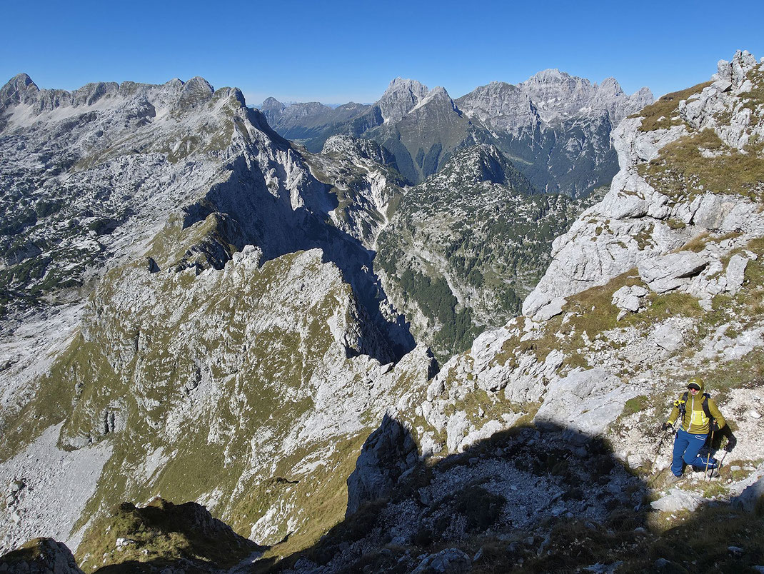 Der Blick nach Westen, die alternative Abstiegsroute erfolgt in der Nähe des Grates bzw. links davon