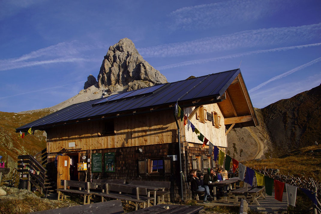 Die Filmoorhütte mit Blick zur Königswand