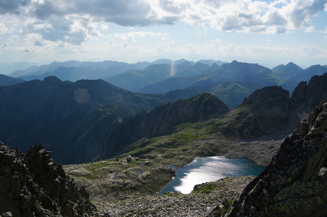 Blick von der Cima Banca hinab zum See und dem Rifugio Cima d'Asta (links vom See)