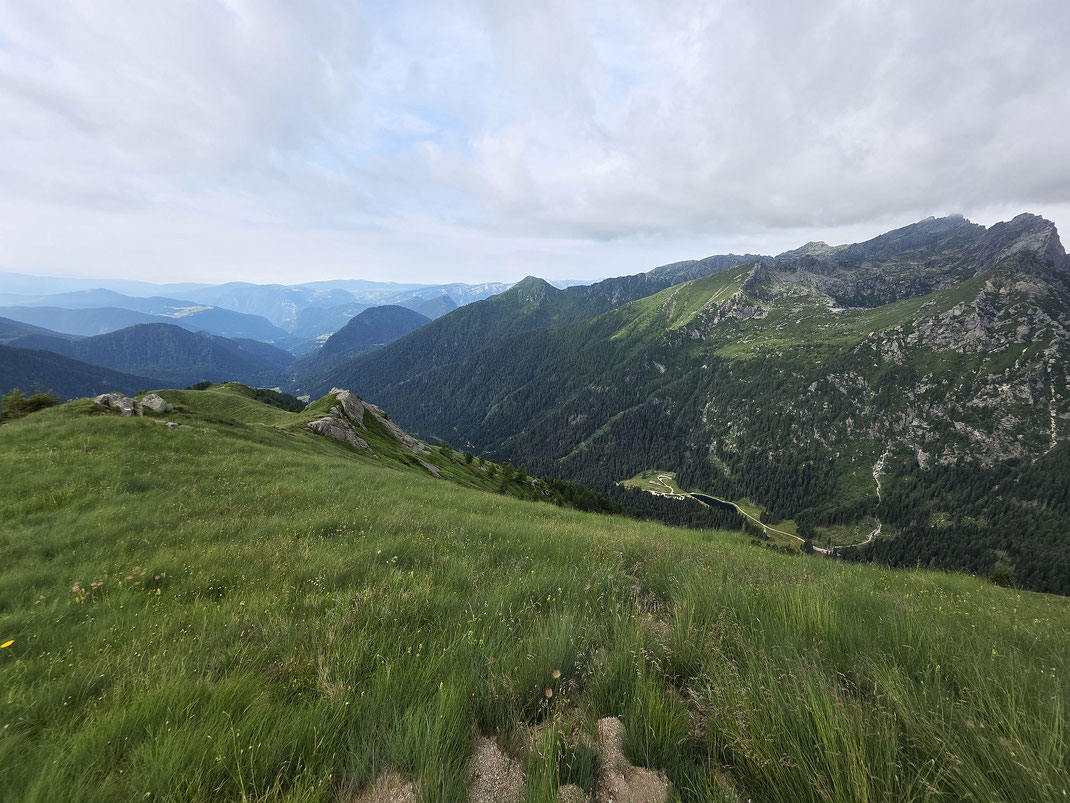 Beim Abstieg der Blick hinab zur Malga Sorgazza mit dem See (rechts der Bildmitte)