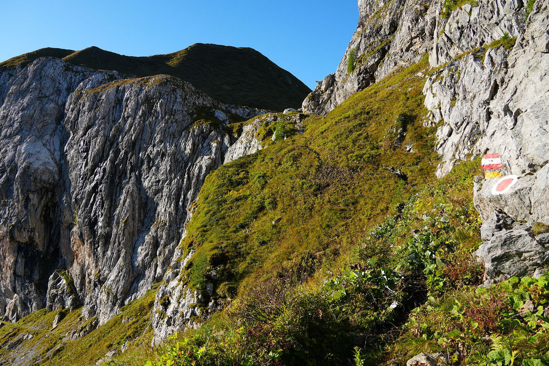 Kriegsstein am Weg zum Hochalpljoch mit Blick zum Gipfel