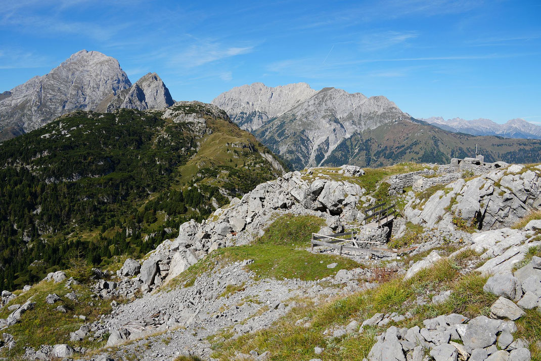 Stellungsreste, im Hintergrund Collin, Cellon sowie Moos- und Gamskofel (von links)