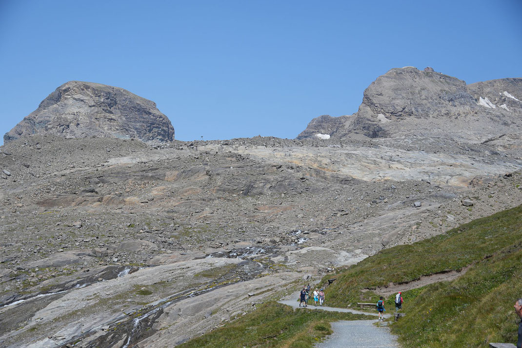 Knapp vor dem Rastplatz in 2560m, die Hütte (rechts oben) bereits im Blick