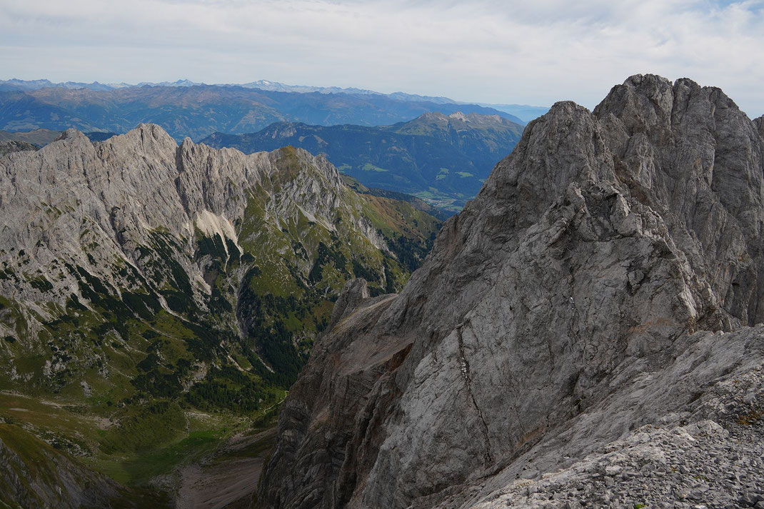 Spektakulärer Blick nach Nordosten (rechts wieder die Kellerspitzen)