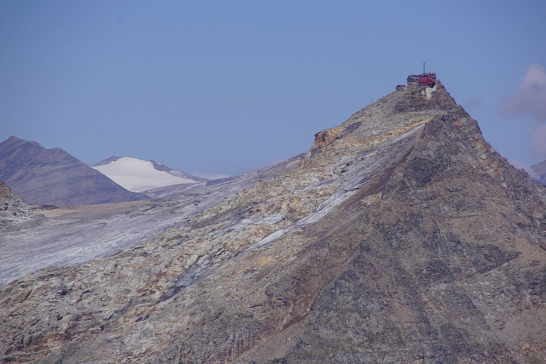 Der Sonnblick, mittlerweile muss man im Sommer über den Grat (rechts im Bild) aufsteigen (Blick vom Mölltaler Gletscher)