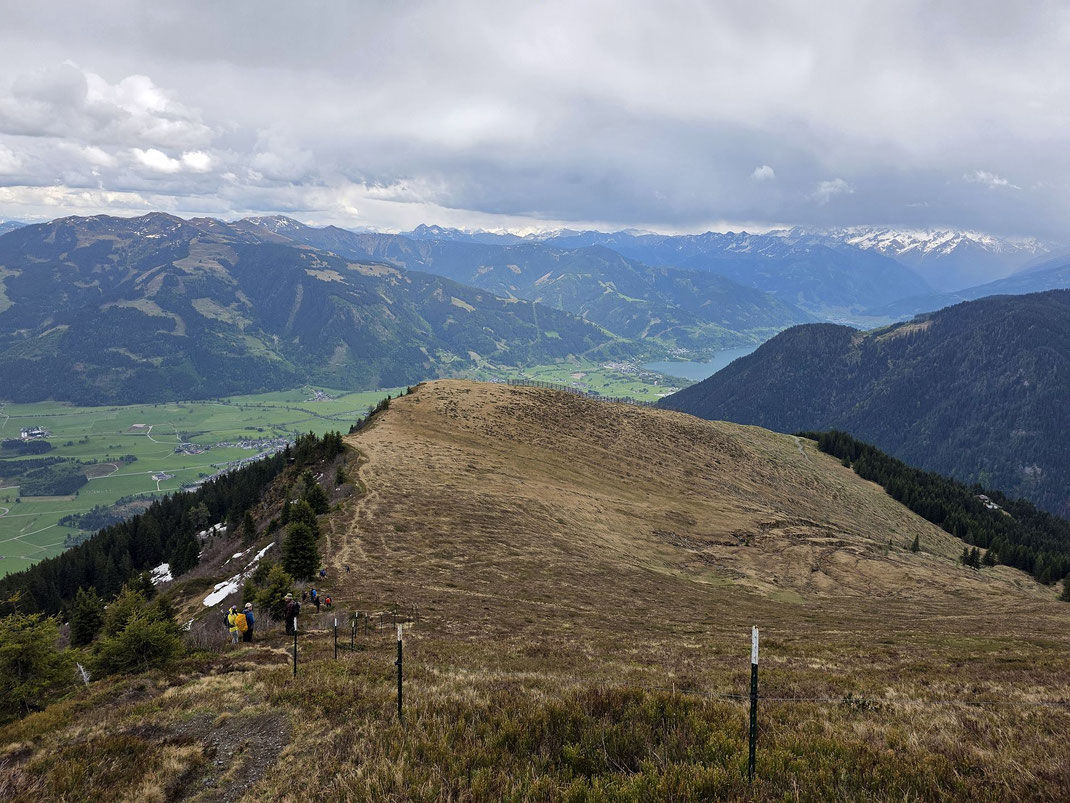 Abstieg mit trauhaftem Ausblick (rechts der Zeller See)