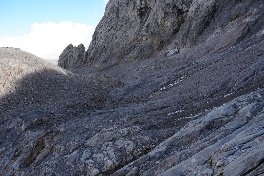 Blick vom Westen über die mittlerweile komplett eisfreie Felsschwelle des ehemaligen Zungenansatzes zum Eisscheitel